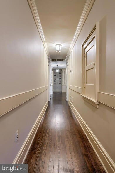 Building Photo - 226 E Caracas Ave