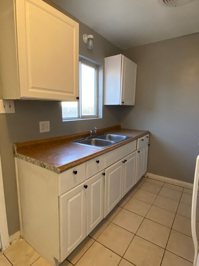 Building Photo - Hard to Find 1 BD 1 BA House with a 2 car garage and it's own yard.