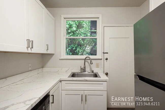 Building Photo - 127 N Doheny Dr