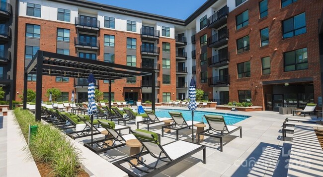 Primary Photo - 1711 Commonwealth Ave