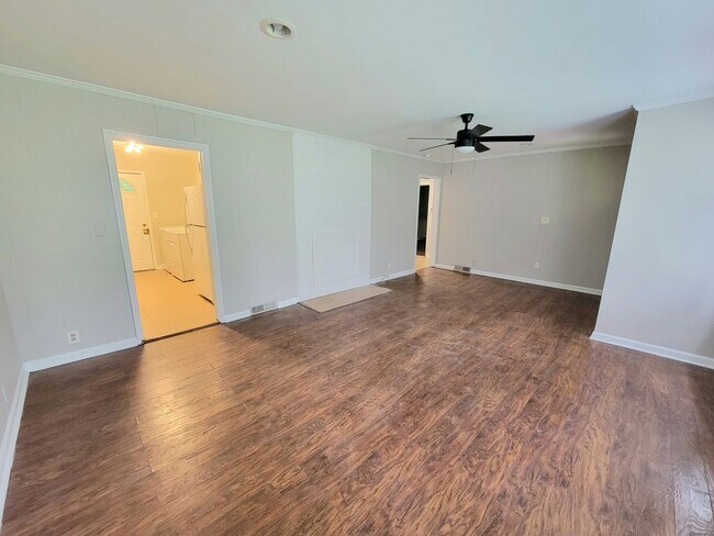 Building Photo - Charming 3 Bedroom Home Just Outside Uptown!