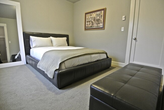 Building Photo - EXQUISITE 4 BED/3 BATH FURNISHED EASTLAKE ...