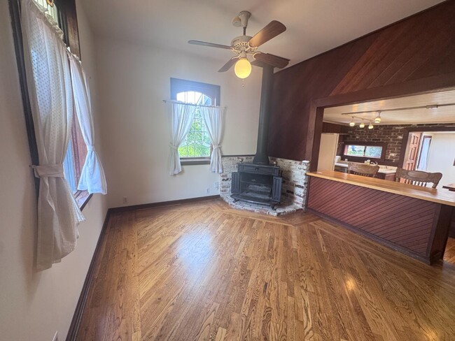 Building Photo - 415 Turney St