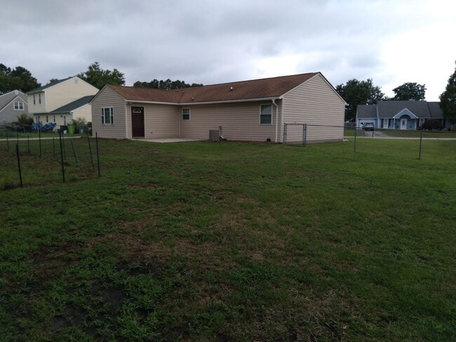 Building Photo - Cute 3 bedroom, 2 bath house with garage a...