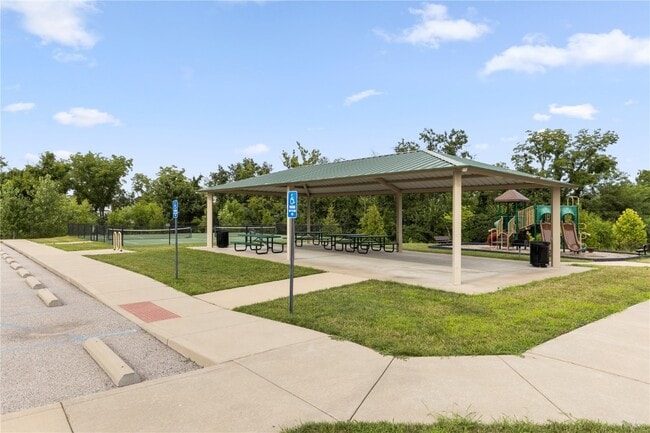 Building Photo - 945 Crestwood Ln