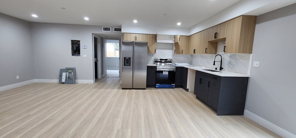 Building Photo - 5725 Klump Ave