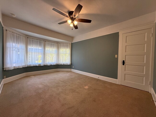 Building Photo - Fabulous Bankers Hill location 3 Bedroom Top-floor duplex unit