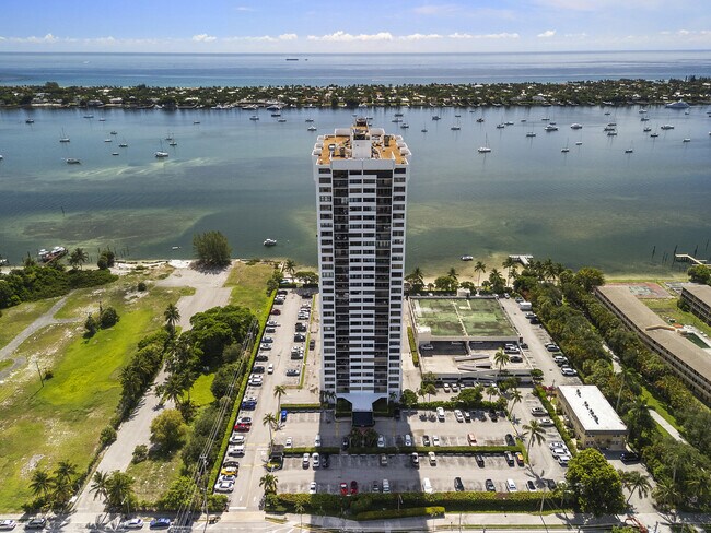 Building Photo - 5600 N Flagler Dr