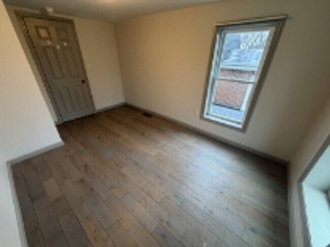 Building Photo - AVAILABLE FOR SHOWING !!! 4BR / 1.5BA.