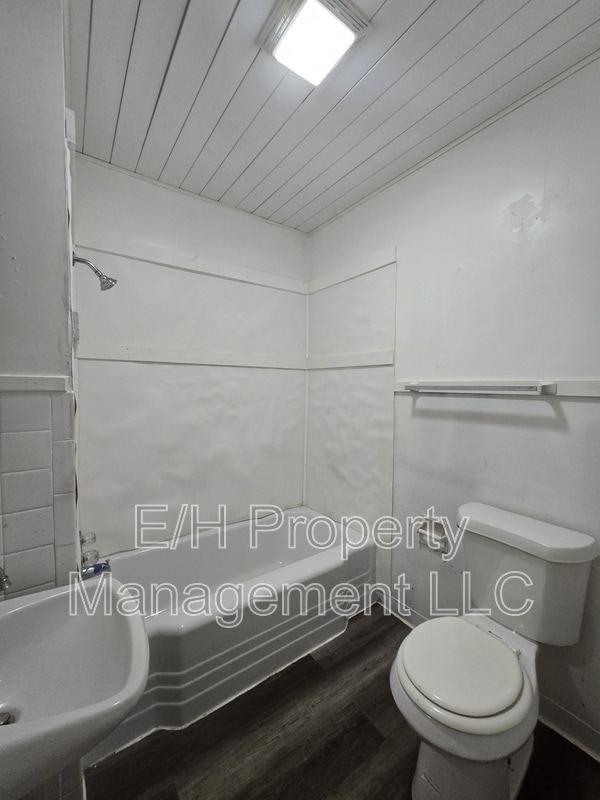Building Photo - 528 S Glendale St