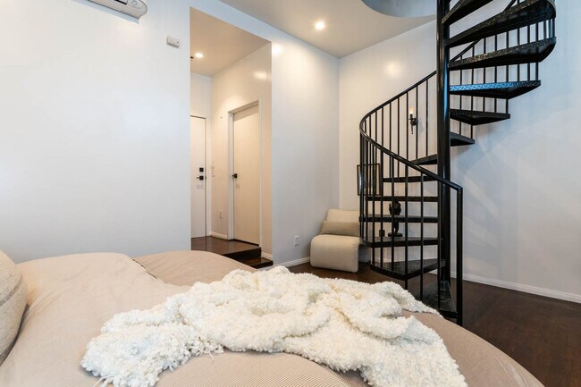 Building Photo - 900 N Hoover St