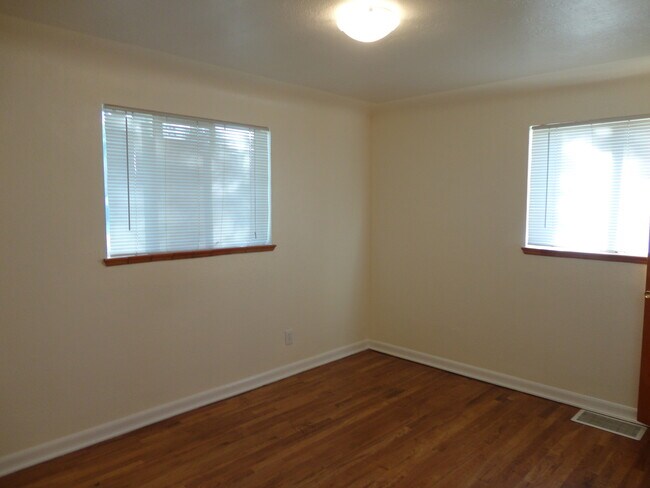 Building Photo - Half Duplex with Central A/C Minutes from ...