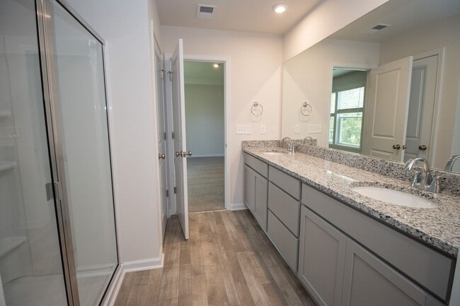 Building Photo - Spacious 4-Bedroom Home - Convenient to Fo...