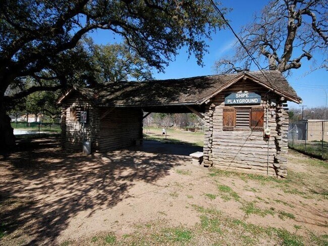 Building Photo - FABULOUS walkable/bikeable 3BR with parking in Hyde Park