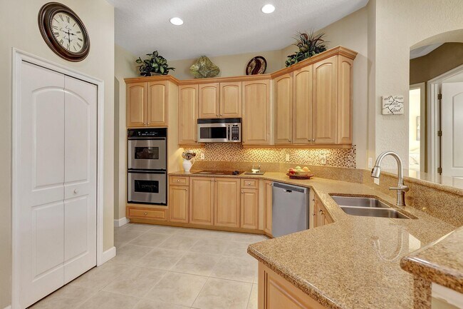 Building Photo - 827 SW Grand Reserves Blvd
