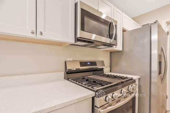 Building Photo - 872 Pinecrest Terrace SW