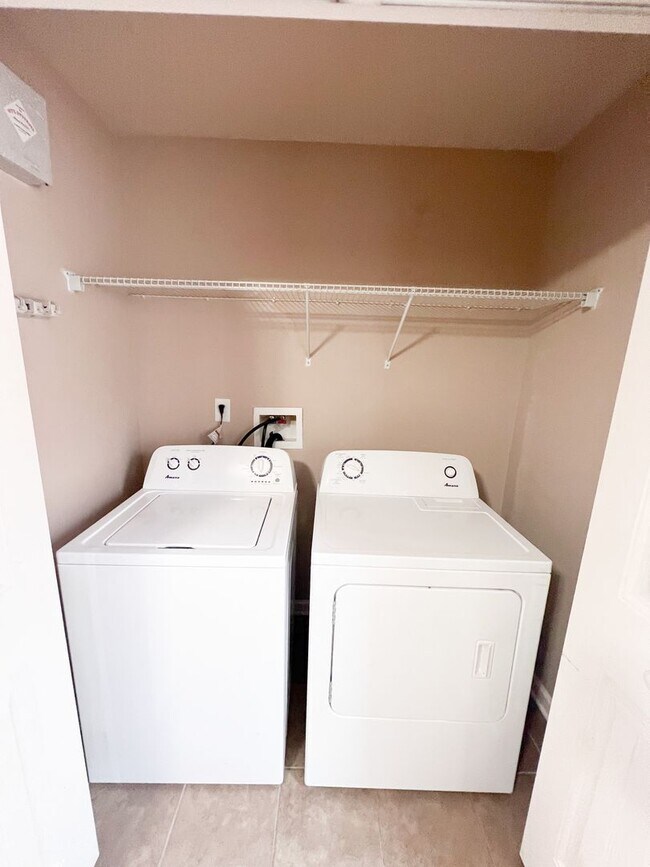Building Photo - 2 Bedroom 1.5 Bath Townhome