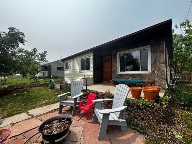Building Photo - $0 DEPOSIT OPTION. Quaint 2 Bed, 1 Bath Ra...