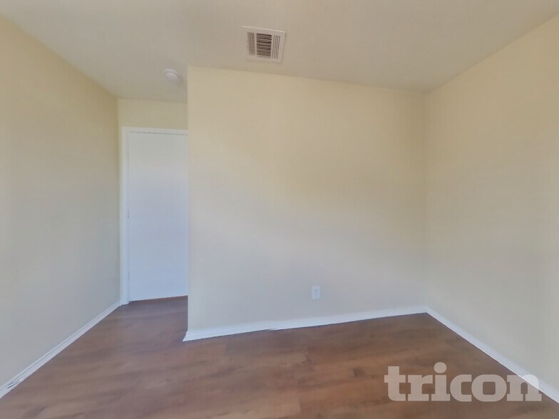 Building Photo - 621 Babbling Brook Dr