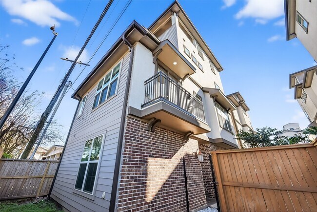 Building Photo - 1621 Rosewood St