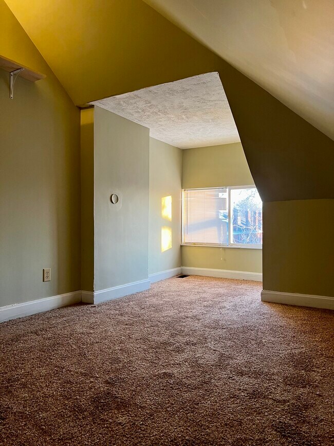 Building Photo - 300 E 17th Ave