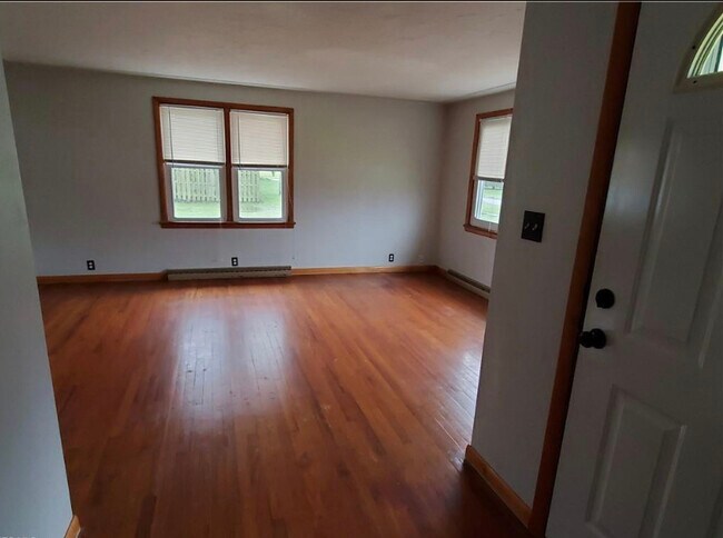 Building Photo - 963 Roberts St