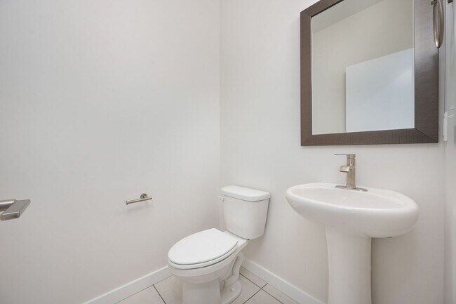 Building Photo - 5575 Westmorland Dr