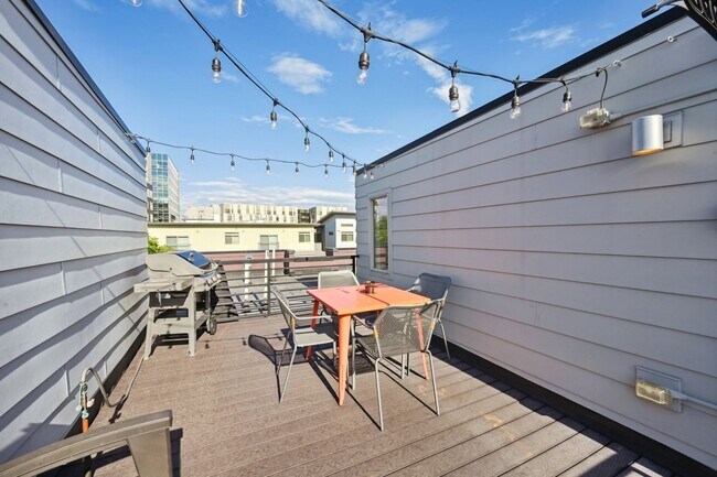Building Photo - Great Townhome, Perfect Location! License #2023-BFN-0071747