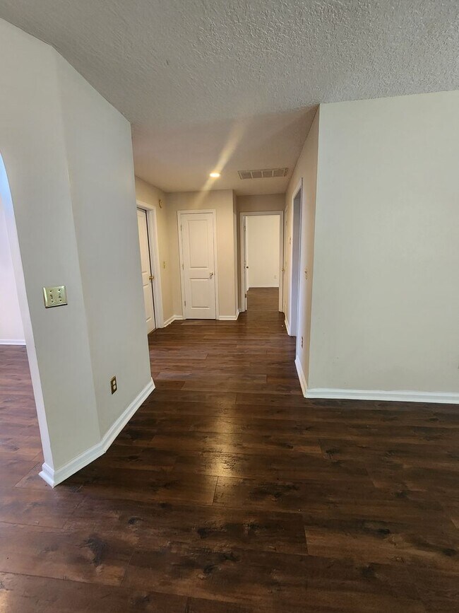 Building Photo - 24 Idus Ln