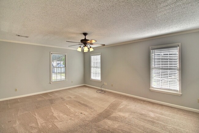 Building Photo - 383 E Valleywood Dr