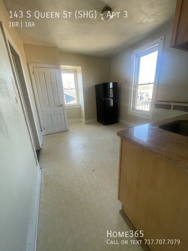Building Photo - Large 3rd Floor Efficiency Apartment!