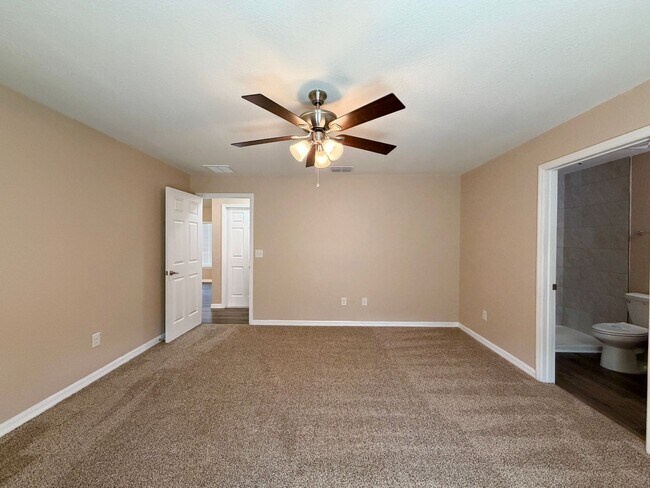 Building Photo - Desirable SE Neighborhood - 3/2/2 Silver Spring Shores **Available NOW**