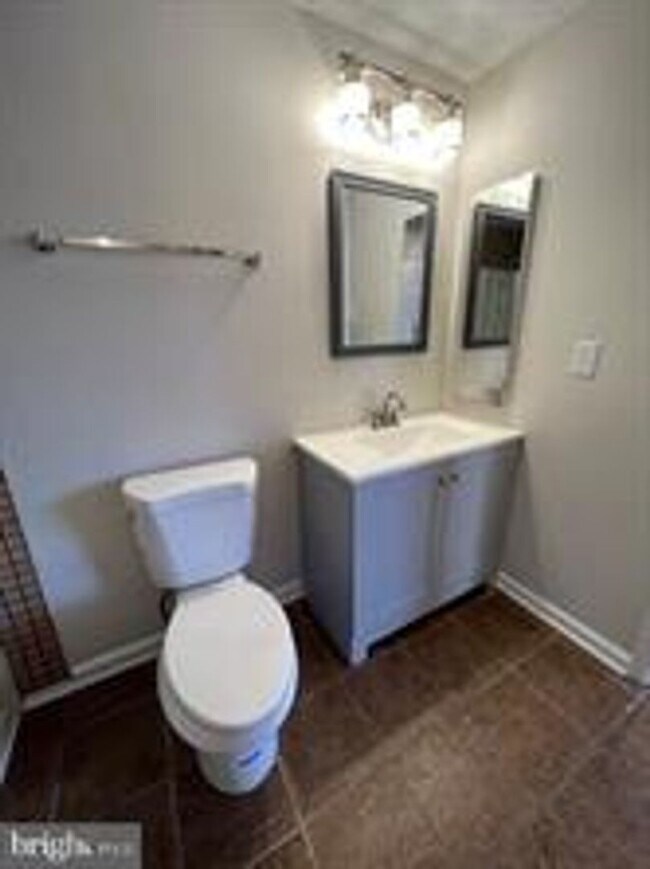 Building Photo - WELL MAINTAINED END UNIT TOWNHOUSE IN FARMBROOK