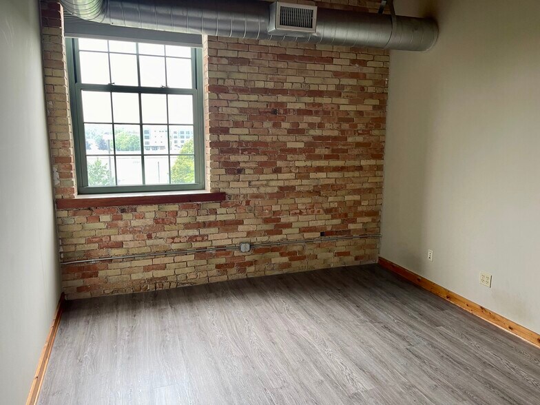 Building Photo - 940 Monroe Ave NW