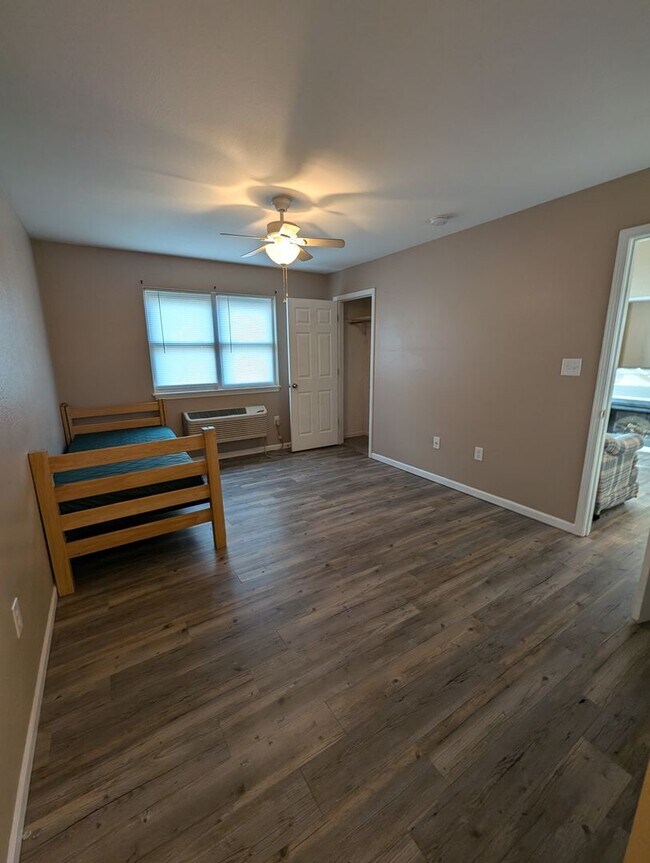 Building Photo - 2 Bedroom/2 Bathroom Townhouse in Fayette!