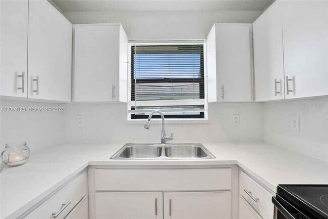 Building Photo - 2120-2122 Thomas St # 2122 HOLLYWOOD, FL 33020