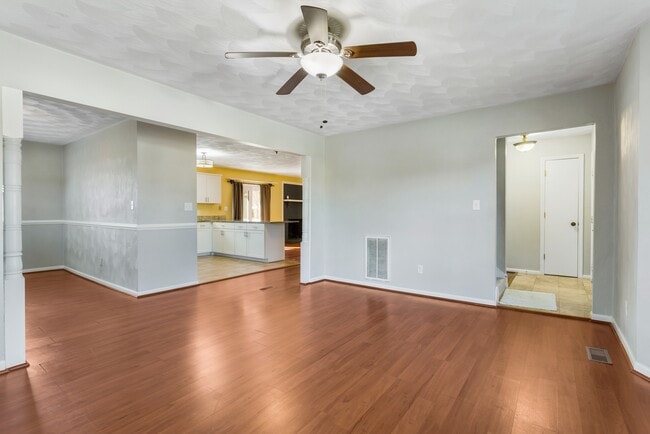 Building Photo - 226 Woodbury Forrest Dr