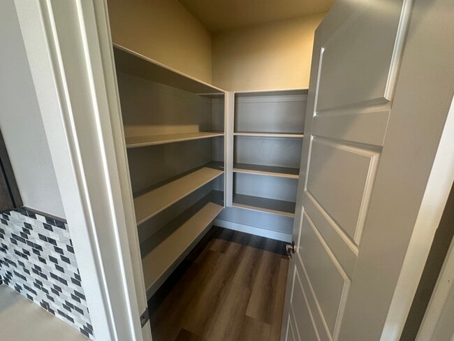 Building Photo - 3 bed plus office / 2.5 bath / 3 car Singl...