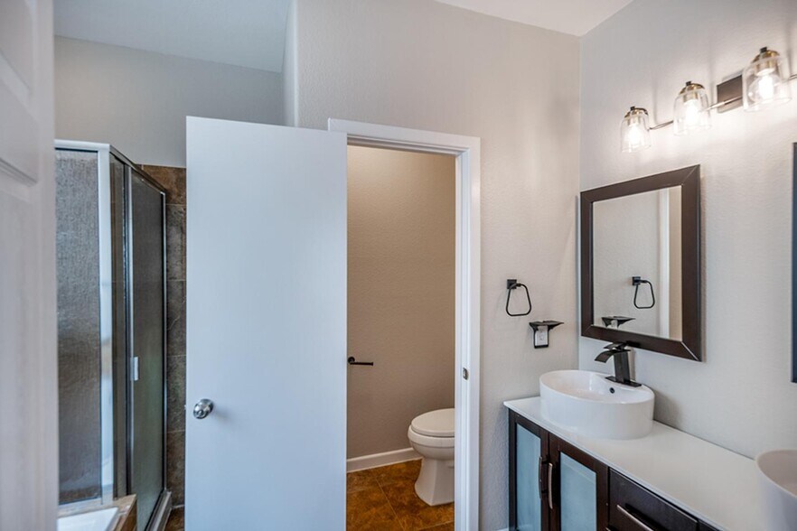 Building Photo - Stylish M Streets townhouse with modern interior & fenced yard