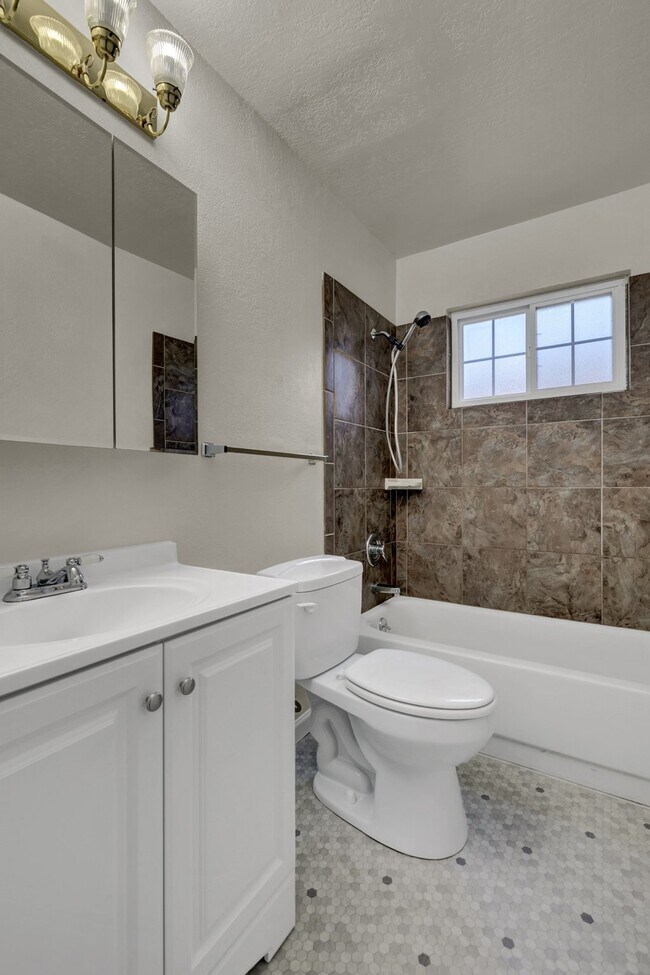 Building Photo - 3140 Van Teylingen Dr