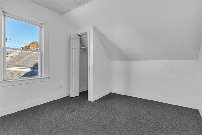 Building Photo - 13R Plain St