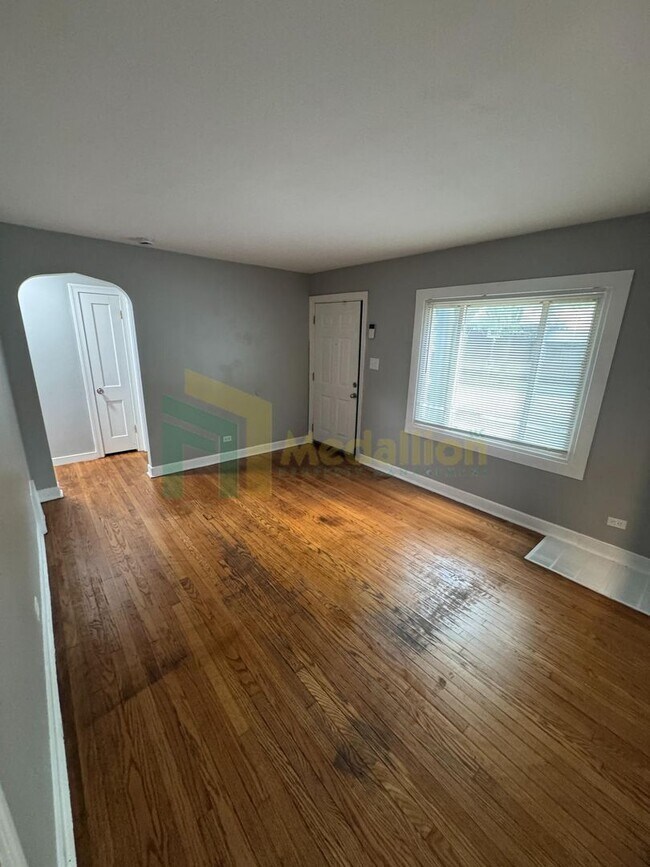 Building Photo - Stylish 4BR/2BA Home with Modern Updates & Finished Basement ( Near 124TH & LaSalle)