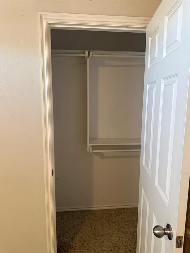 Building Photo - 400 S Castle Ridge Ln