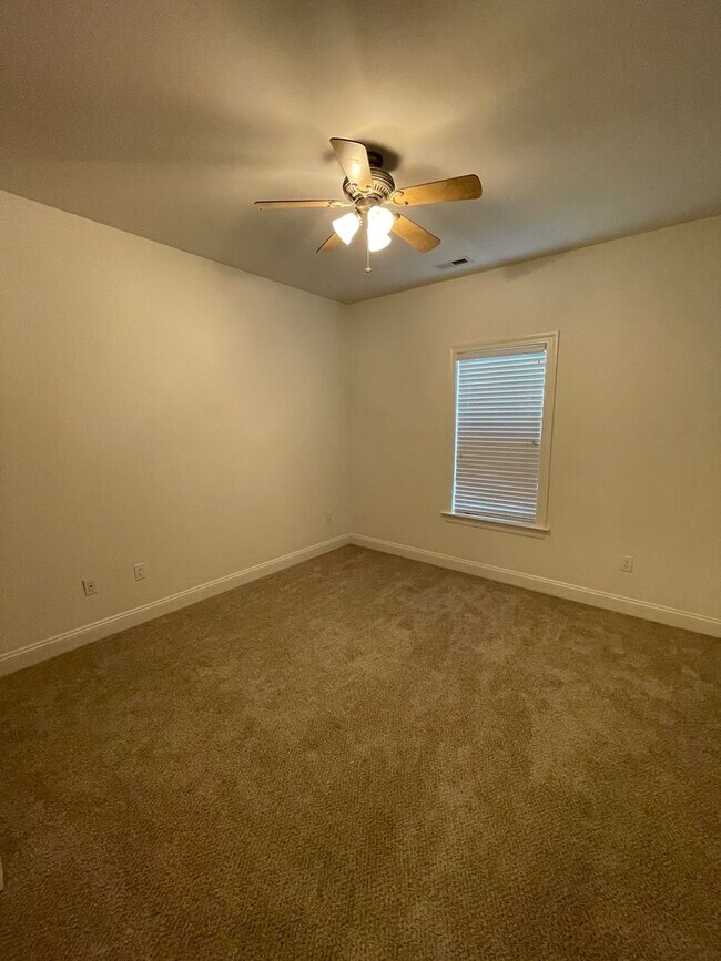 Building Photo - Move-In Incentive - $200 off first month's rent