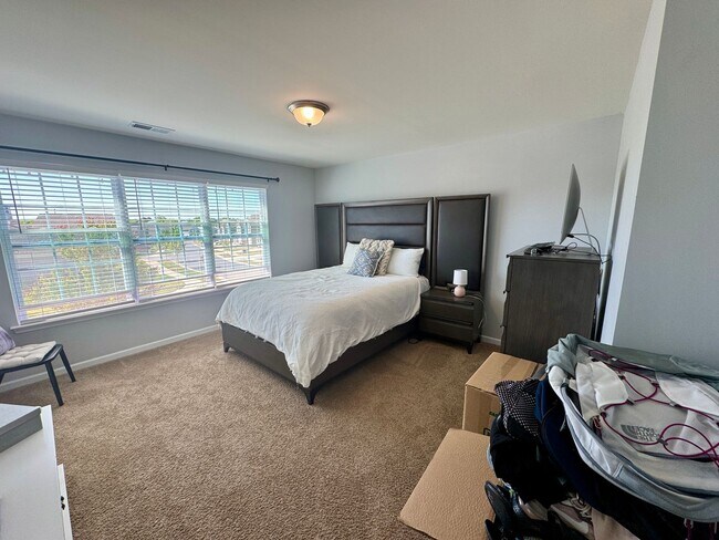 Building Photo - Beautiful 5BR/3BA Home in Roberta Ridge