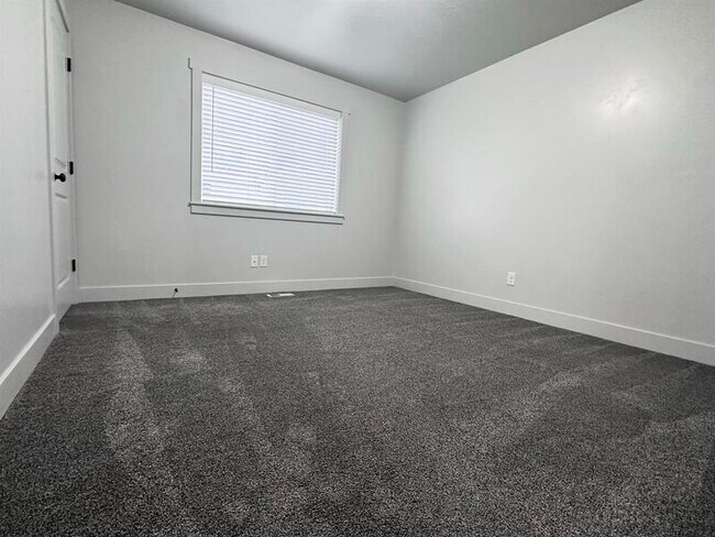 Building Photo - 483 N 2650 W