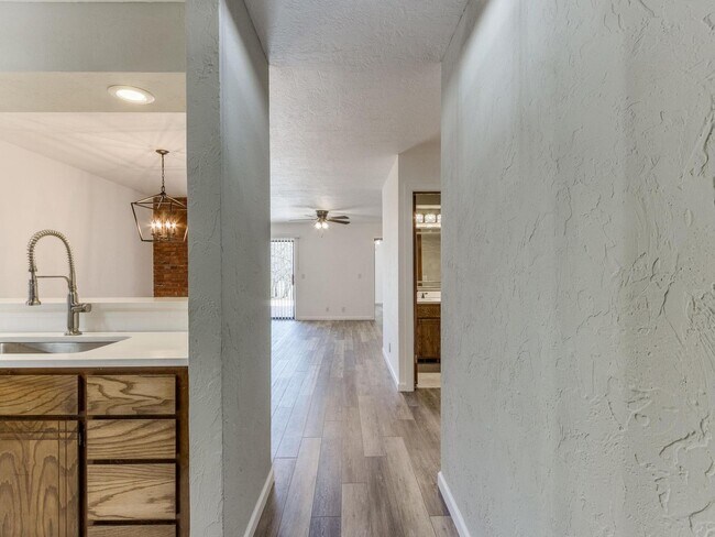 Building Photo - Beautiful 3bed/2bath Townhome Available in...