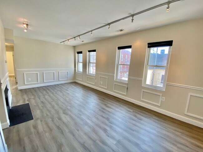 Building Photo - Large  Sunny Dupont Circle 2 bed 2 bath Ap...