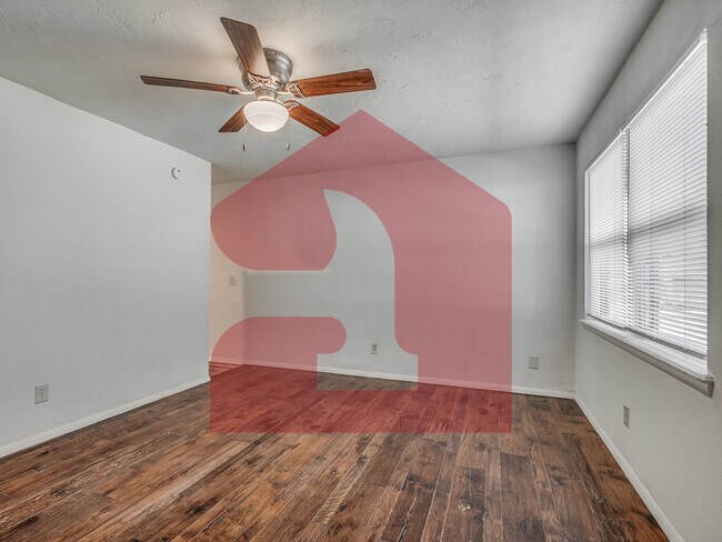 Building Photo - 224 W 5th St