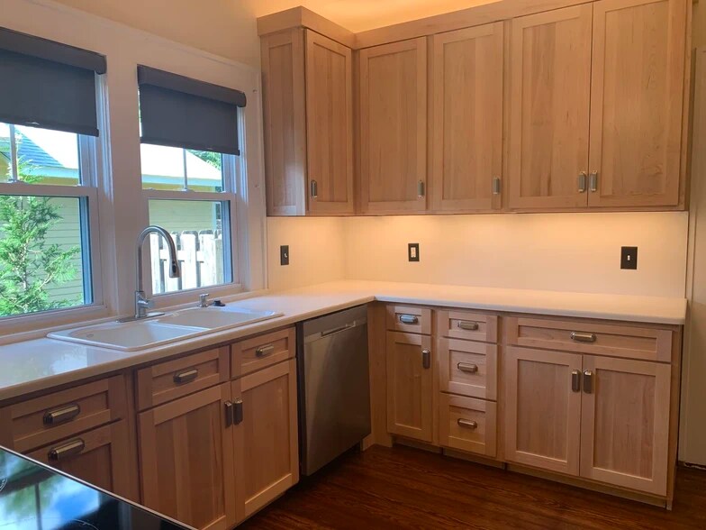 Building Photo - 705 S Park Ave